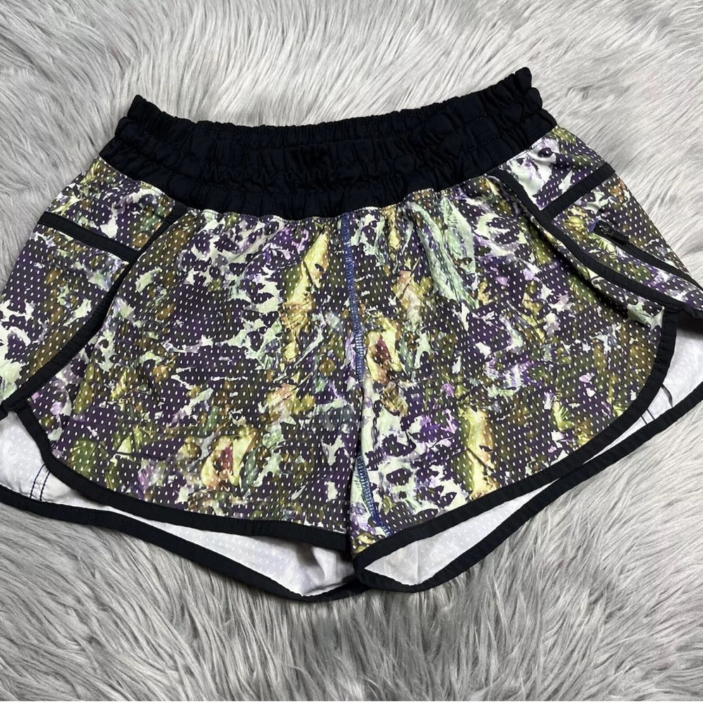 Lululemon Tracker Shorts III | Size 6 - Picture 1 of 9